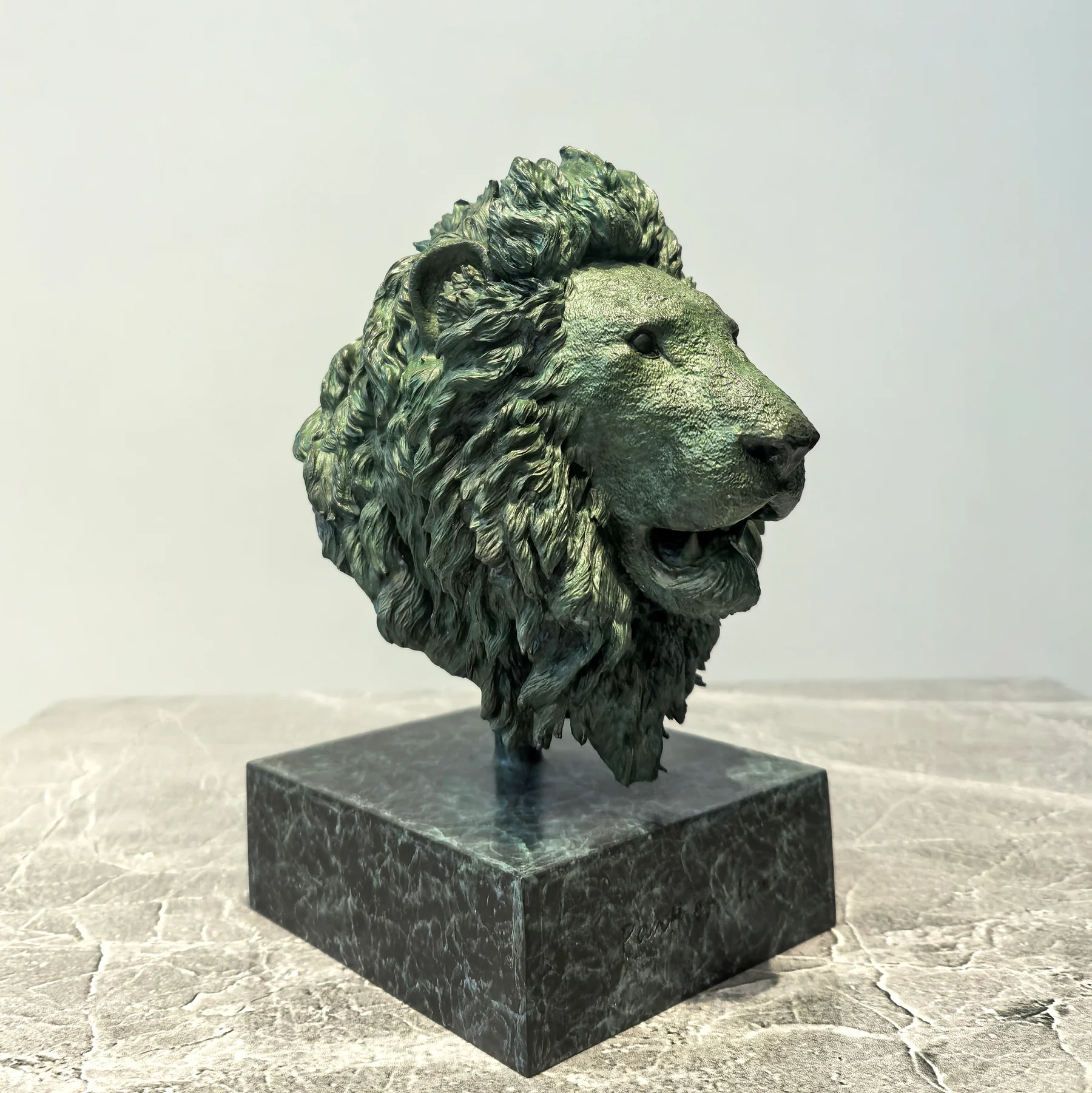 非洲狮铜雕作品图1